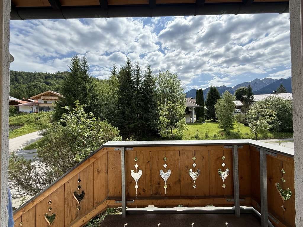 Immobilie in Wallgau - Zweifamilienhaus mit Garage und weitläufigem Grundstück - Bild 2