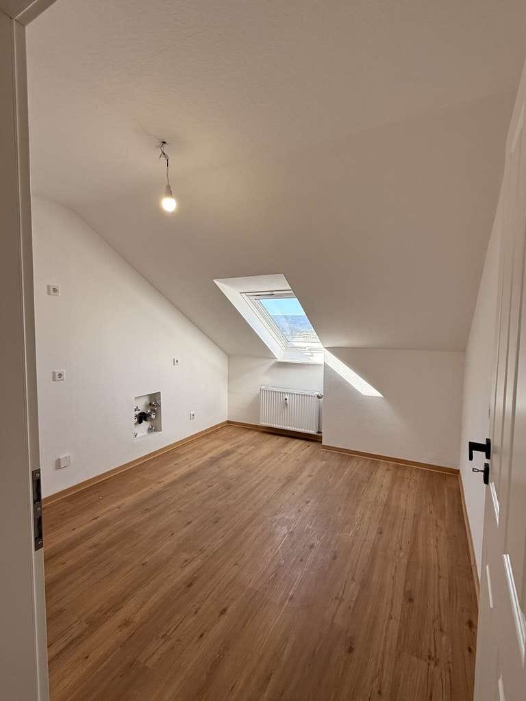 Immobilie in Bürgstadt - Helle sanierte Dachgeschosswohnung in den Bürgstadt Hills - einzigartige Aussicht - Bild 2