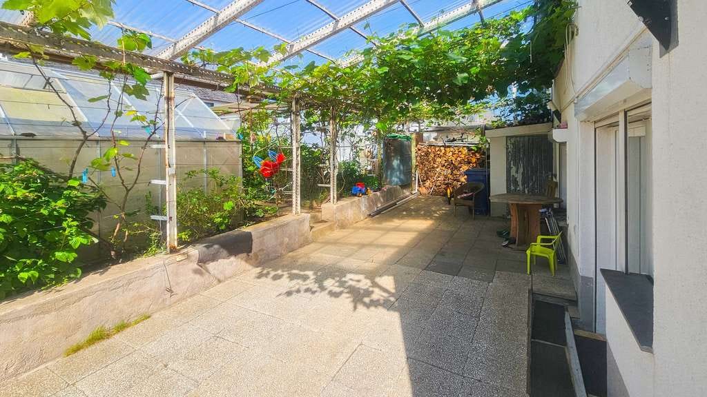 Immobilie in Daaden - Solide Doppelhaushälfte mit mediterranem Gartenflair 
in zentraler Lage! - Bild 1