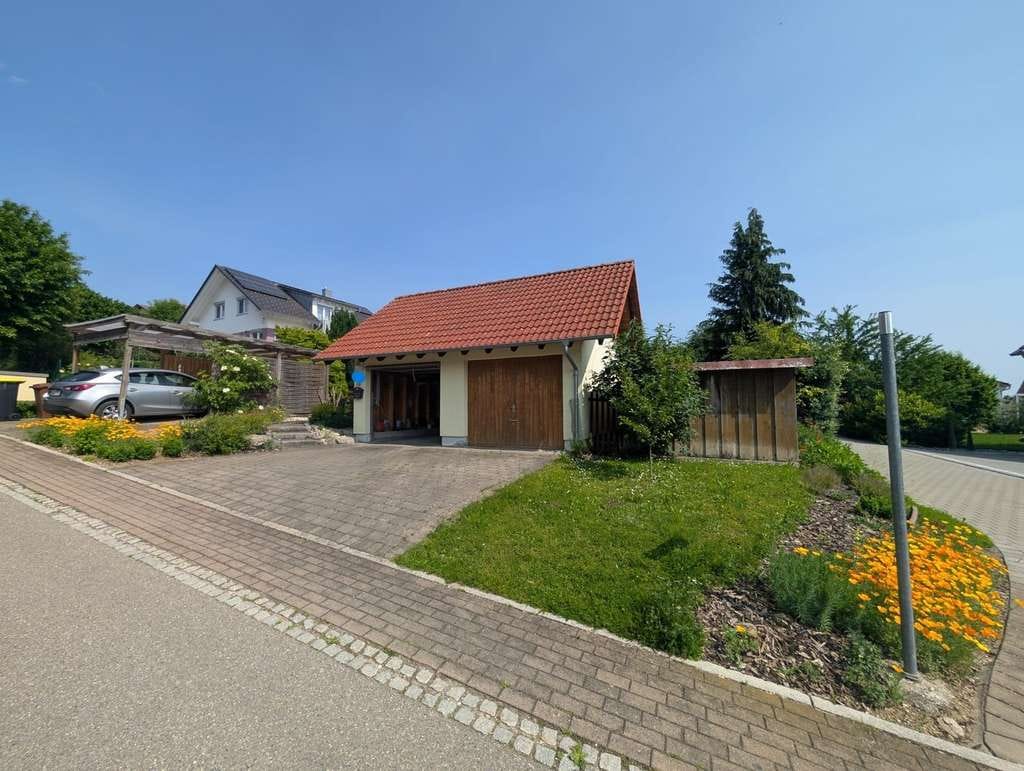 Immobilie in Eigeltingen - Einfamilienhaus mit Doppelgarage mit großem Garten - Bild 1