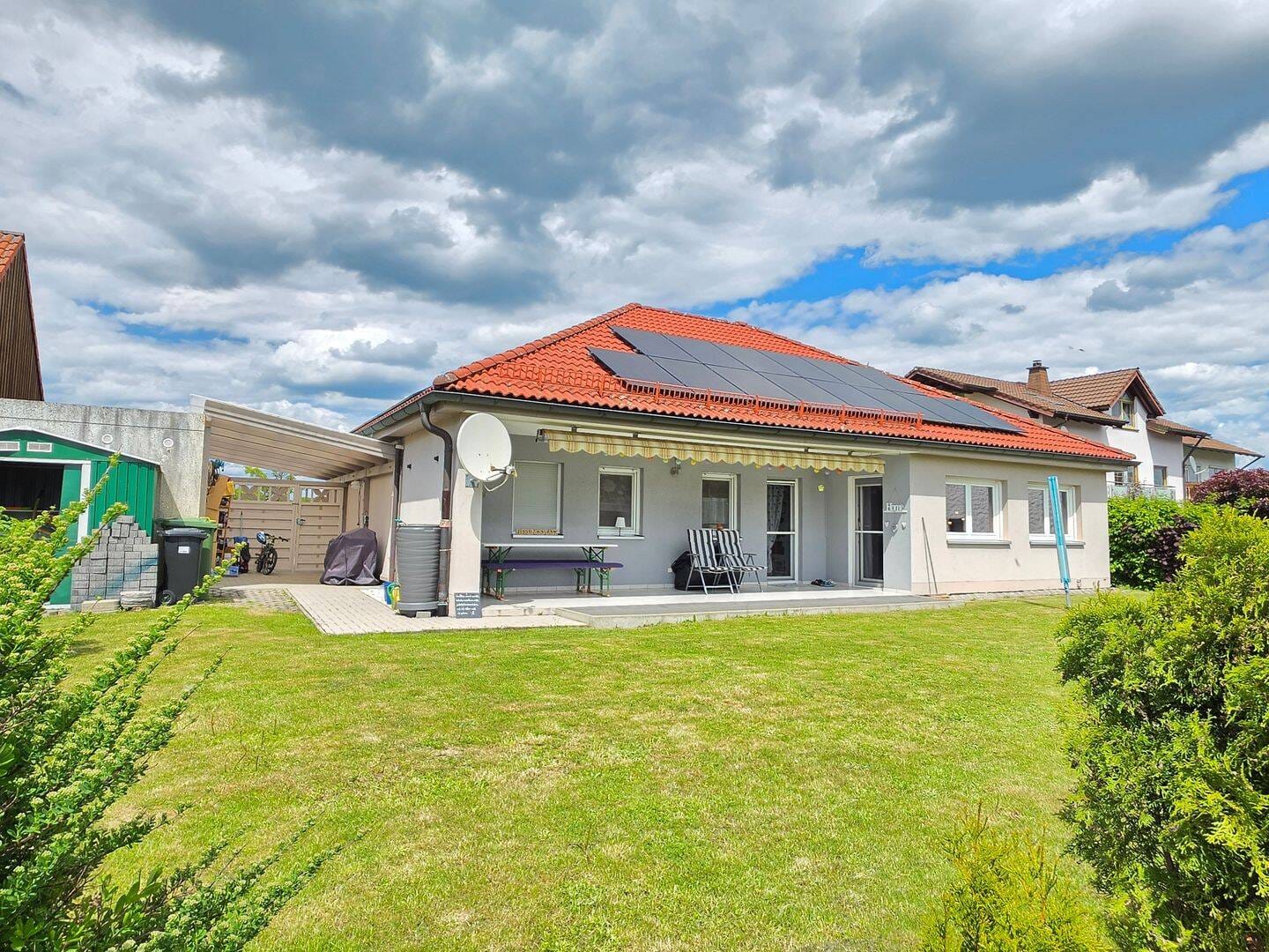 Immobilie in Stockheim - Energieeffizienzklasse: A+! Moderner Bungalow, Bj. 2002, mit PV-Anlage! Minimale Heizkosten! - Bild 1