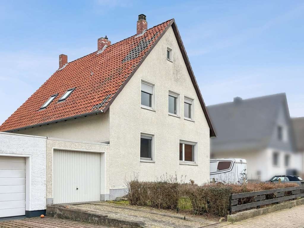 Immobilie in Nordstemmen - Nordstemmen-Heyersum: Zweifamilienhaus mit Garage auf ca. 833 m² großem Grundstück - Bild 1