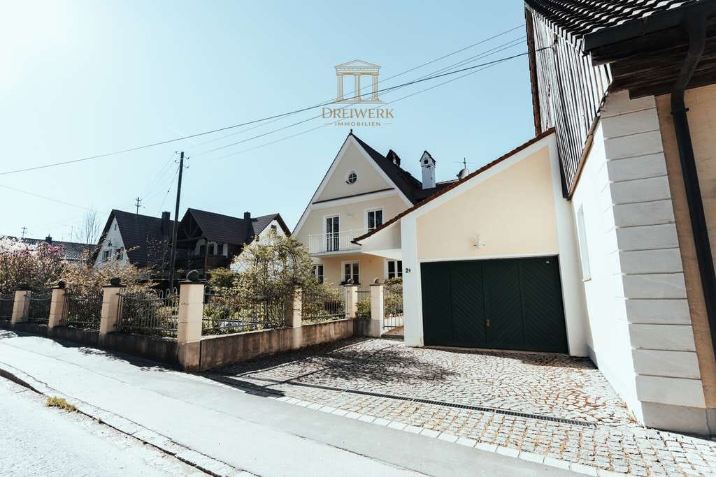 Immobilie in Biberbach - Traumhaftes Liebhaberobjekt mit Pferdestallung, Koppeln, 20.000 m² Grund, Schwimmteich usw. - Bild 2