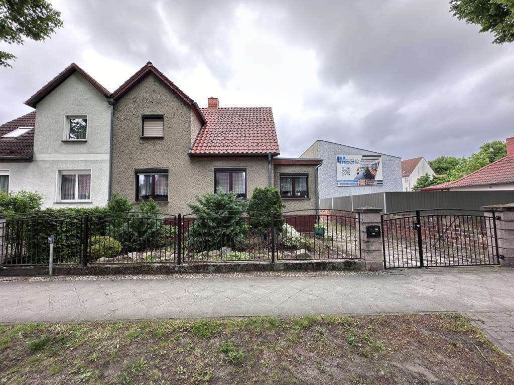 Immobilie in Hennigsdorf - Charmante Doppelhaushälfte mit großem Grundstück und Entwicklungspotenzial in Hennigsdorf - Bild 1