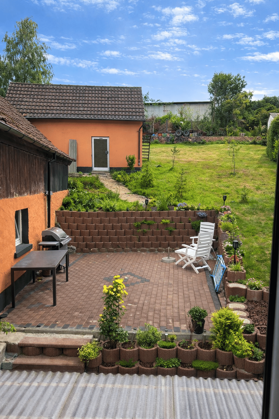 Immobilie in Sinntal - Großzügiges Einfamilienhaus mit viel Nutzfläche - komplett saniert, mit Terrassen, Garten & Garagen - Bild 3