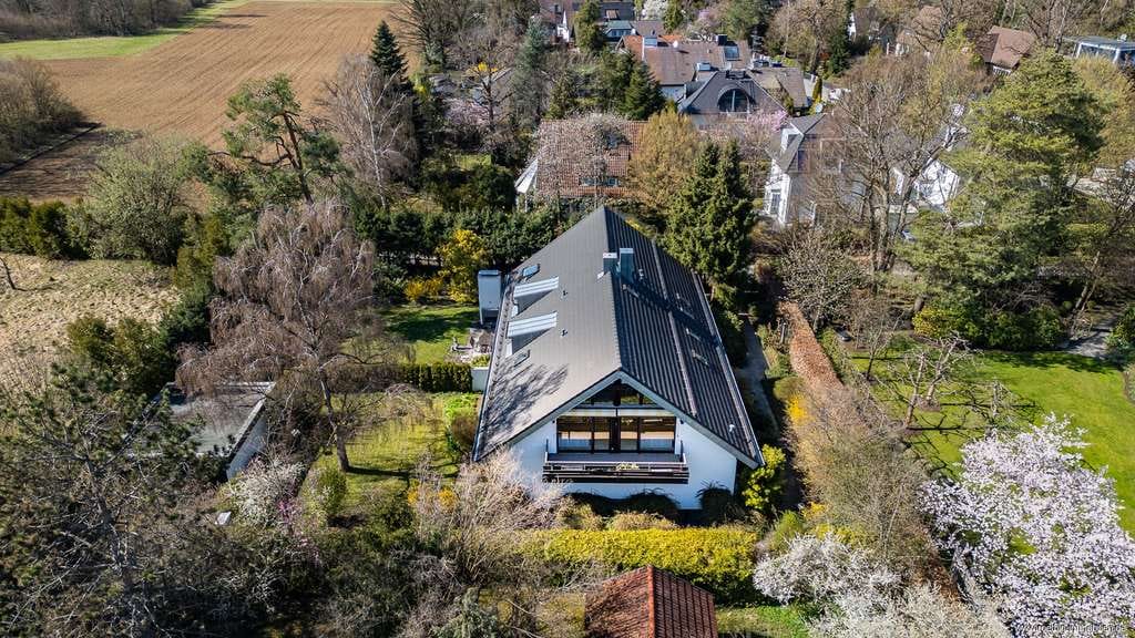 Immobilie in Gräfelfing - Gräfelfing: Familientraum im Grünen - DHH mit flexibl. Nutzungsmöglichkeiten, grünem Garten & Garage - Bild 0