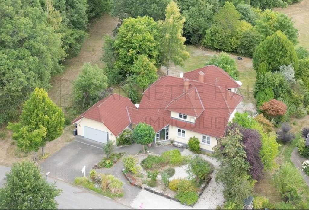 Immobilie in Münchwald - Architektenhaus in naturnaher Lage – Wohnen mit Weitblick, Raum und außergewöhnlichem Grundstück. - Bild 1