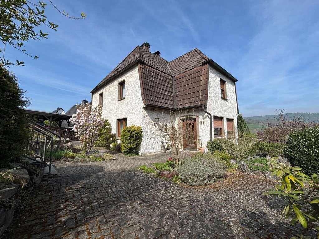 Immobilie in Balve - Haus in Balve mit viel Raum und Gestaltungsmöglichkeiten - Bild 0