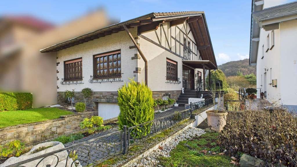 Immobilie in Grafschaft - Wenn Wohnen zum Rückzug wird: Großzügiges Einfamilienhaus mit herrlichem Weitblick zu verkaufen - Bild 0