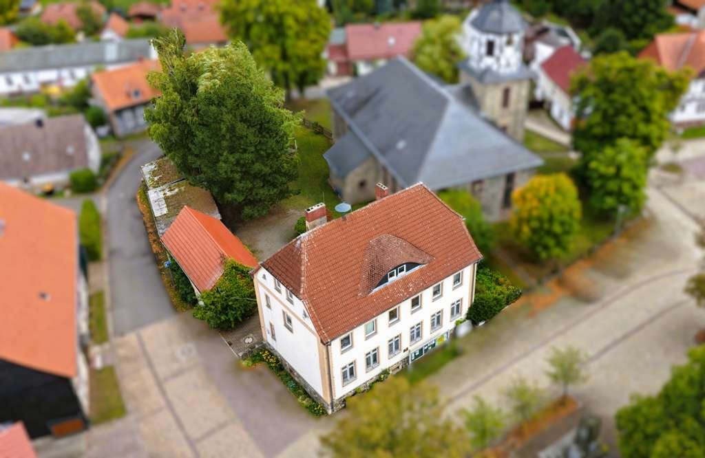 Immobilie in Harzgerode - Für alle, die nicht suchen, sondern machen: Großzügiges Wohnhaus im Harz -Platz für Familie & Gäste - Bild 1