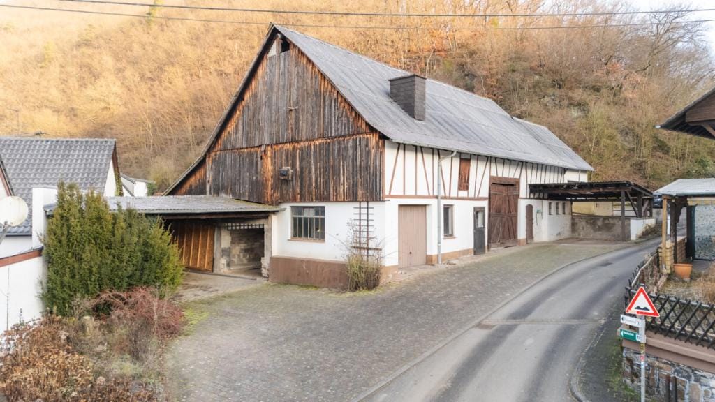Immobilie in Roßbach - Fachwerkhaus mit Anbau und großer Scheune. Sanierung mit Substanz in Roßbach-Wied! - Bild 3