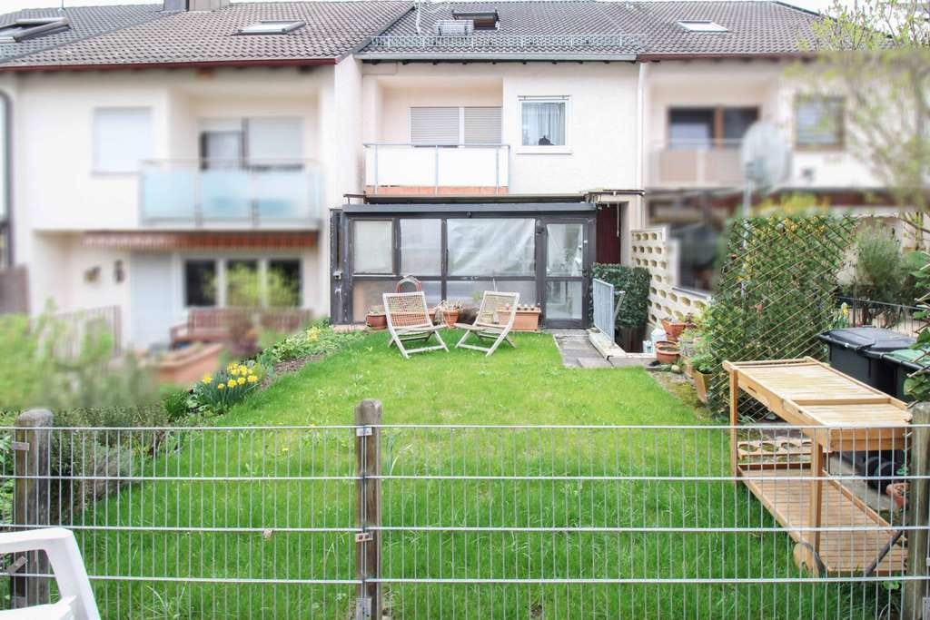 Immobilie in Hildrizhausen - Sofort wohlfühlen: 5-Zi.-RMH in Hildrizhausen mit Garage und Stellplatz - Bild 0
