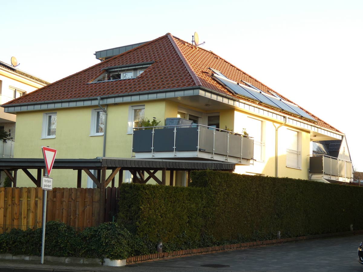 Immobilie in Bad Laer - Bezugsfrei zum 01.12.2025 - DG Wohnung in Bad Laer, Nähe Kurpark - Loggia, Carport u. Gartenanteil - Bild 1