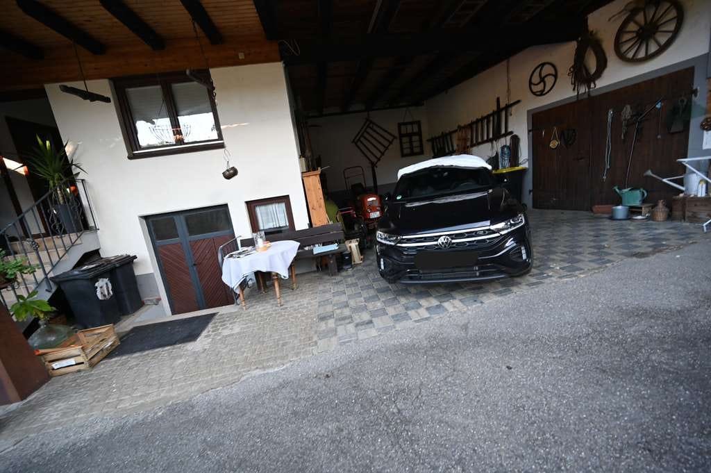 Immobilie in Vogtsburg im Kaiserstuhl - Umfangreich saniertes Bauernhaus mit Scheune und Stall - Bild 2