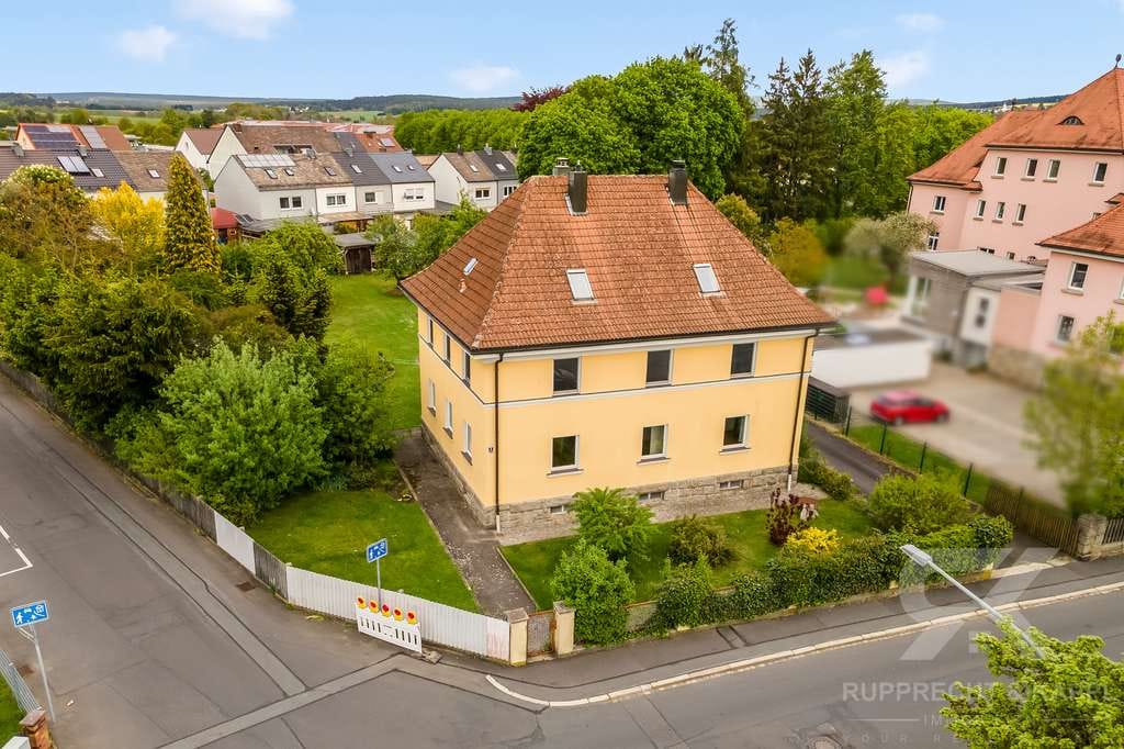 Immobilie in Mitterteich - Lukratives Zweifamilienhaus mit großem Grundstück und zusätzlicher Baufläche im hinteren Bereich - Bild 0