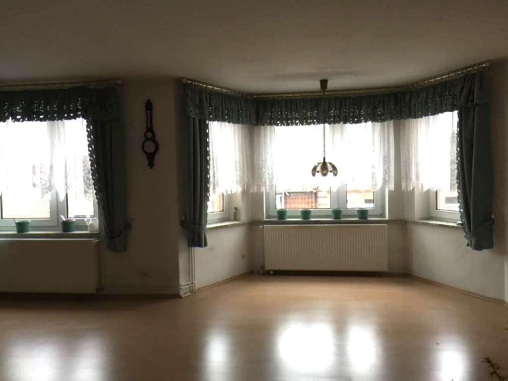 Immobilie in Hagenow - Unterkellerte Dreifamilienhaushälfte mit schönem Garten, 3 Garagen und 2 Stellplätz - Bild 3