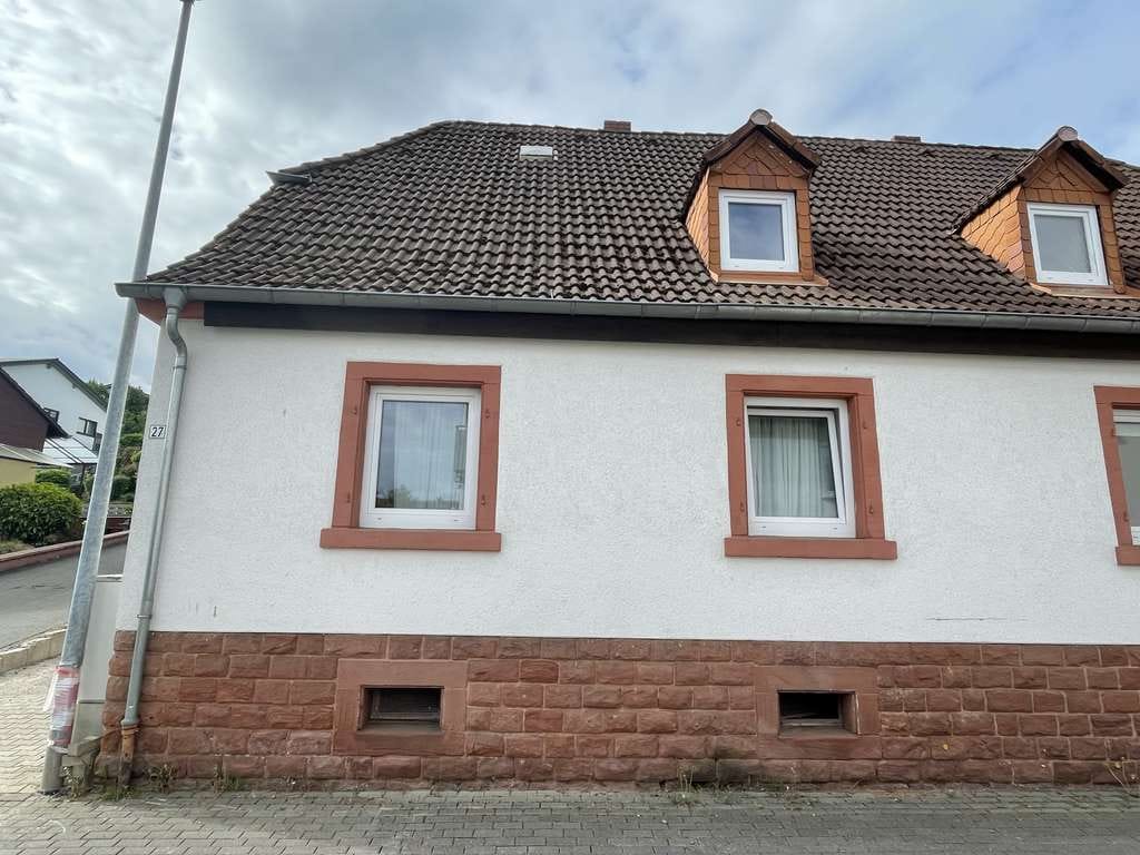 Immobilie in Weilerbach - Platz für Ihre Ideen: Sanierungsbedürftige Doppelhaushälfte in Weilerbach - Bild 1