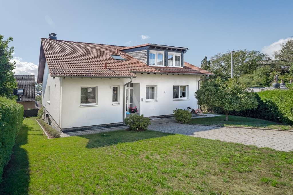 Immobilie in Grävenwiesbach - Großes, flexibel nutzbares Familiendomizil in beliebter Lage mit Garten, Garage und PV-Anlage - Bild 0