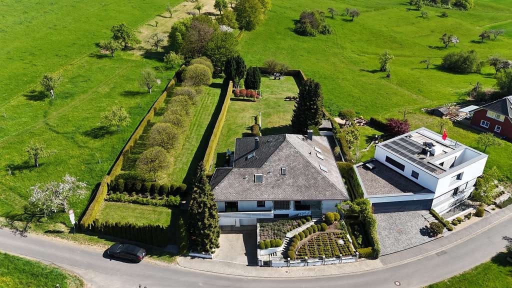 Immobilie in Fränkisch-Crumbach - Stilvolles Anwesen mit parkähnlichem Garten und Weitblick in Fränkisch-Crumbach - Bild 1