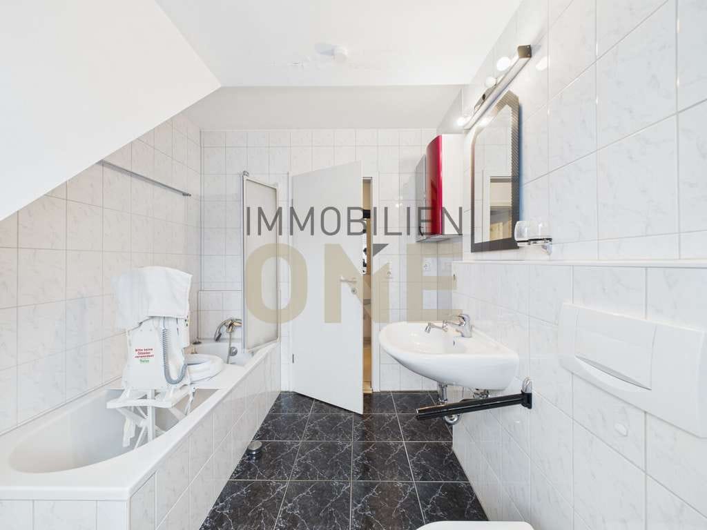 Immobilie in Nittendorf - Helle 2,5-Zimmer Galeriewohnung mit Balkon und Tiefgaragenstellplatz - Bild 4