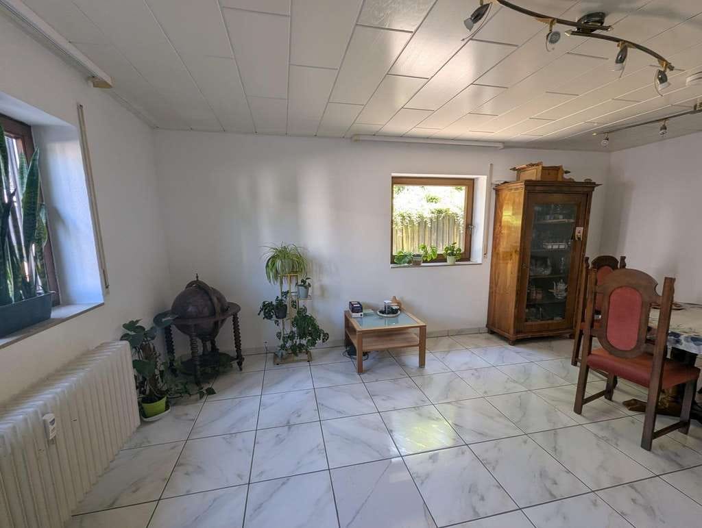 Immobilie in Pfinztal - bezugsfreie 3-Zimmer-Wohnung mit Tageslichtbad & Carport in ruhiger Lage von Pfinztal-Wöschbach - Bild 1