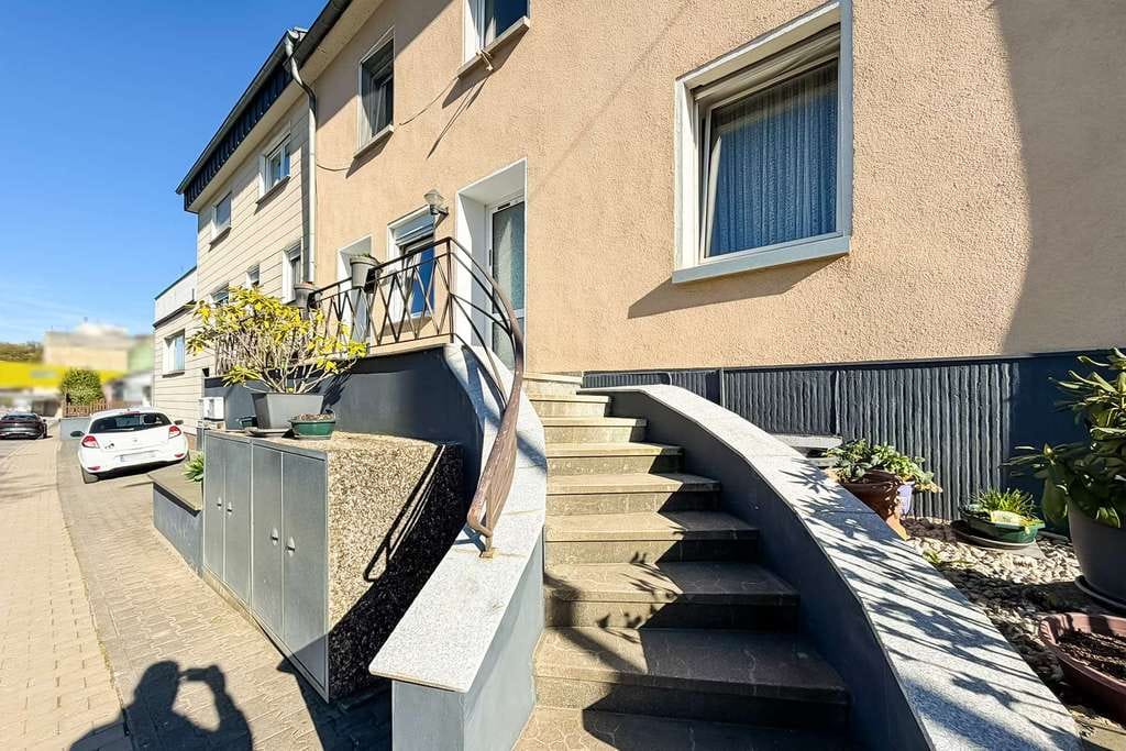 Immobilie in Wellen - Wellen: Wohn- und Geschäftshaus mit vier Wohnungen, einer Gewerbeeinheit und mehreren Garagen - Bild 3