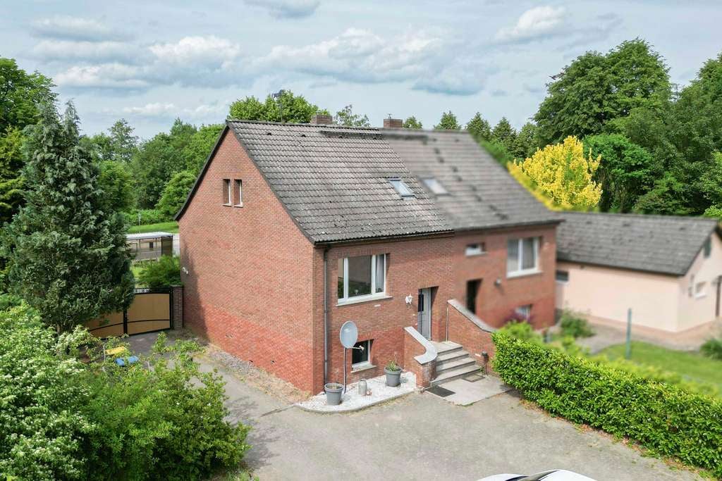 Immobilie in Wesenberg - Vermieten oder bewohnen am Wasser - Doppelhaushälfte mit großem Grundstück in Wesenberg - Bild 0