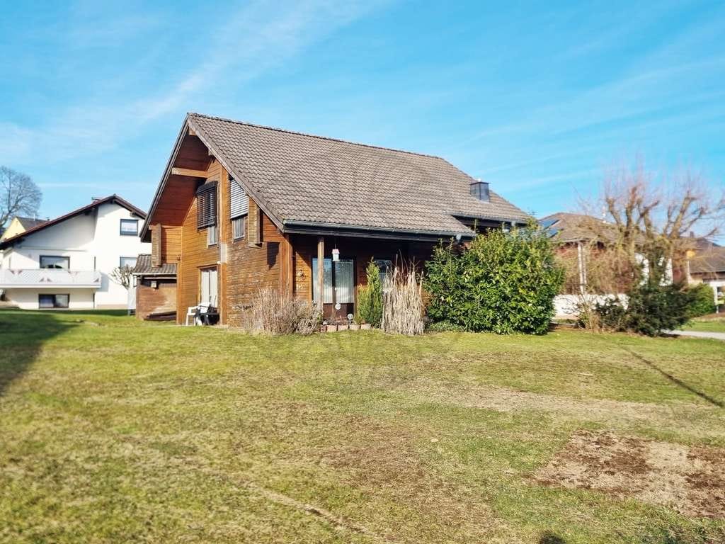 Immobilie in Höhn - Gemeinde Höhn: -Naturfreunde hingeschaut- Blockbohlenhaus mit Garage und schönem Garten - Bild 1