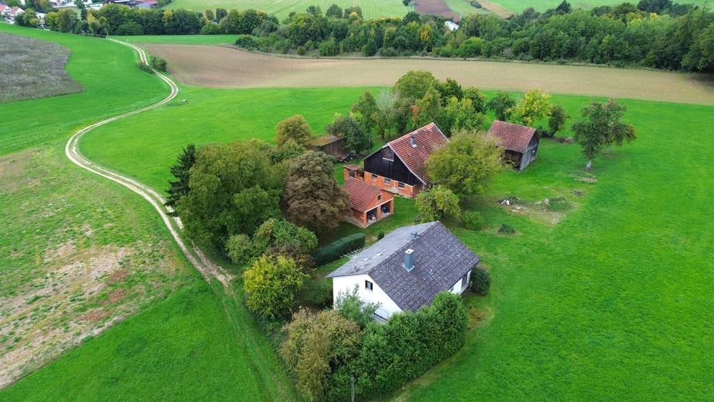 Immobilie in Painten - Einmalige Gelegenheit - Hofstelle in Alleinlage mit Wohnhaus und Nebengebäuden auf 5,4 ha - Bild 0