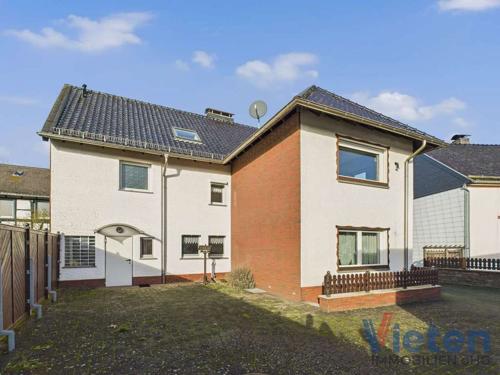 Immobilie in Hellenthal - Großzügiges Wohnhaus mit flexibler Nutzung und Garagenensemble in ruhiger Eifellage - Bild 2