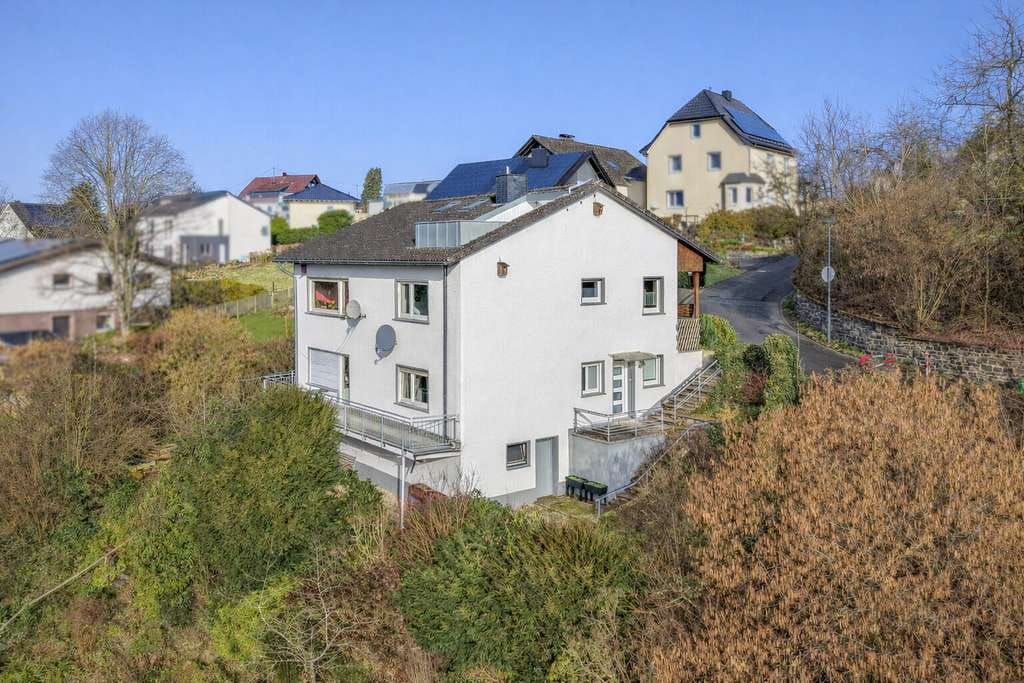 Immobilie in Gehlert - Exklusiv in Hachenburg! Zweifamilienhaus in fußläufiger Zentrumsnähe! - Bild 2