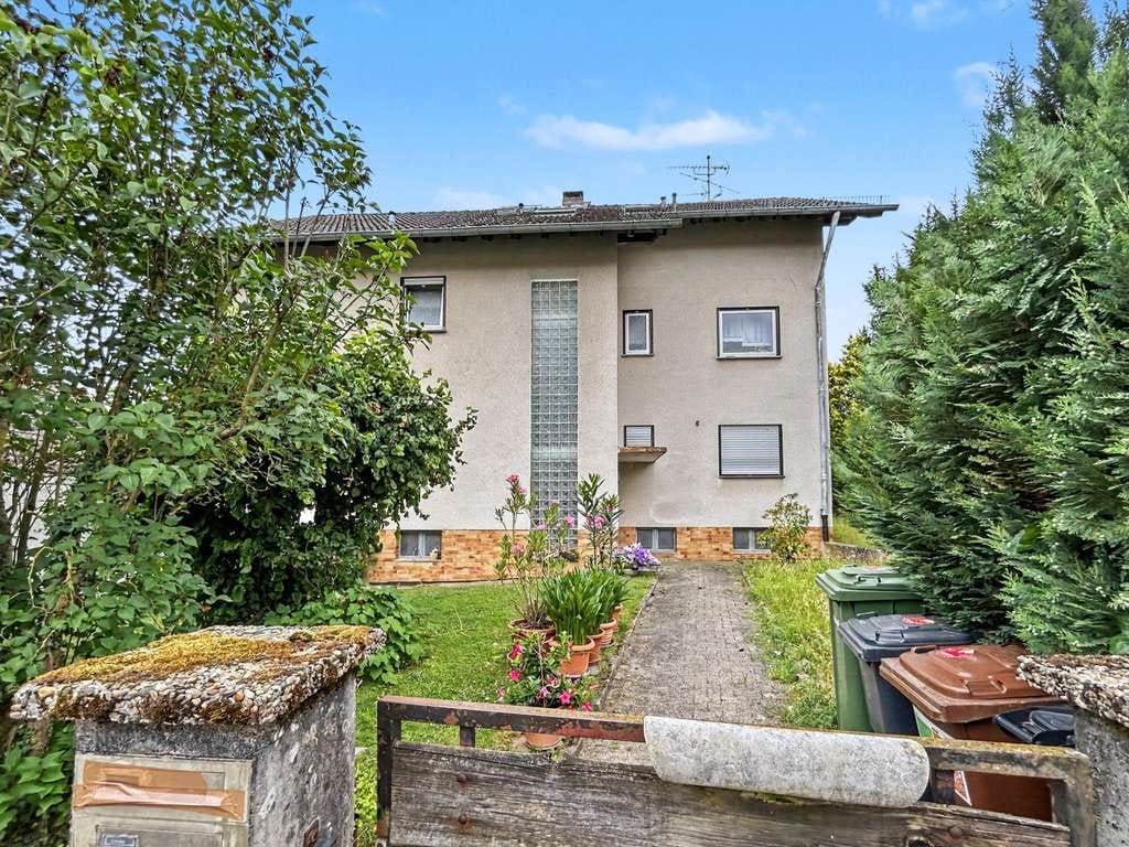 Immobilie in Maintal - Teilvermietetes Mehrfamilienhaus mit Potenzial und drei Parteien in Wachenbuchen - Maintal - Bild 1