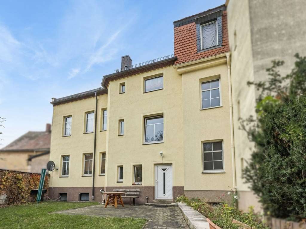 Immobilie in Borna - Charmantes Mehrfamilienhaus mit 3 Wohneinheiten in zentraler Wohnlage von Borna - Bild 1