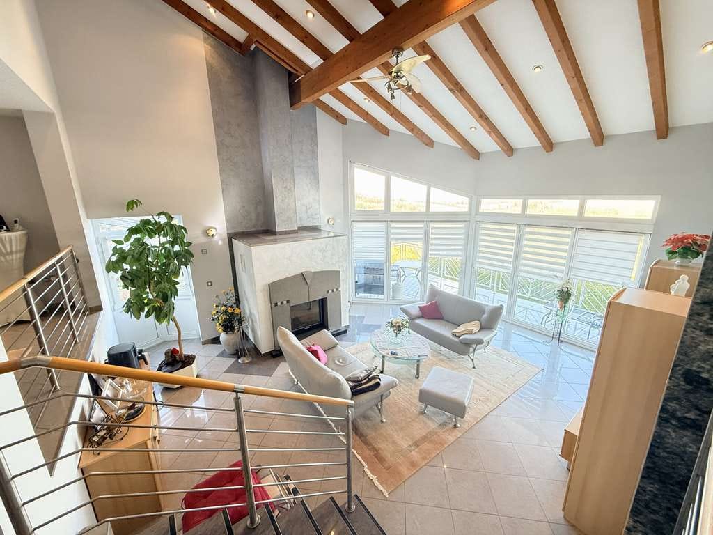 Immobilie in Überherrn - Großzügiges Architektenhaus mit Einliegerwohnung und Weitblick über das Saartal zu verkaufen - Bild 1