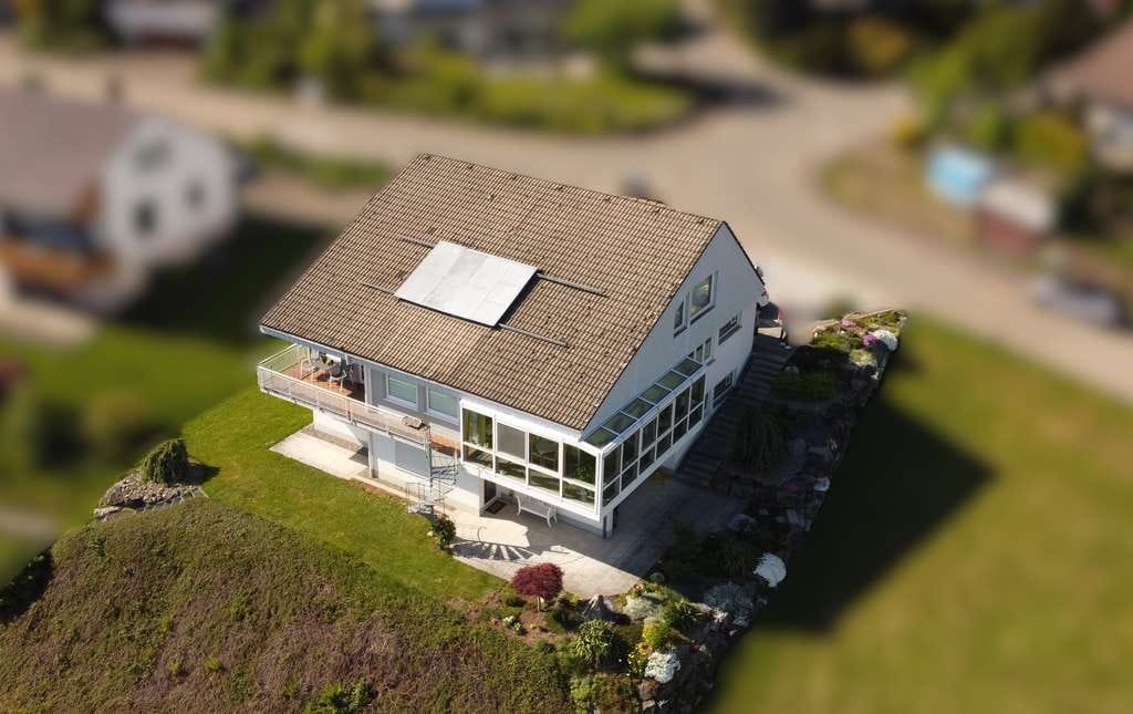 Immobilie in Aichhalden - **Einzigartiges Wohnen mit spektakulärer Aussicht plus Grundstücksreserve** - Bild 2