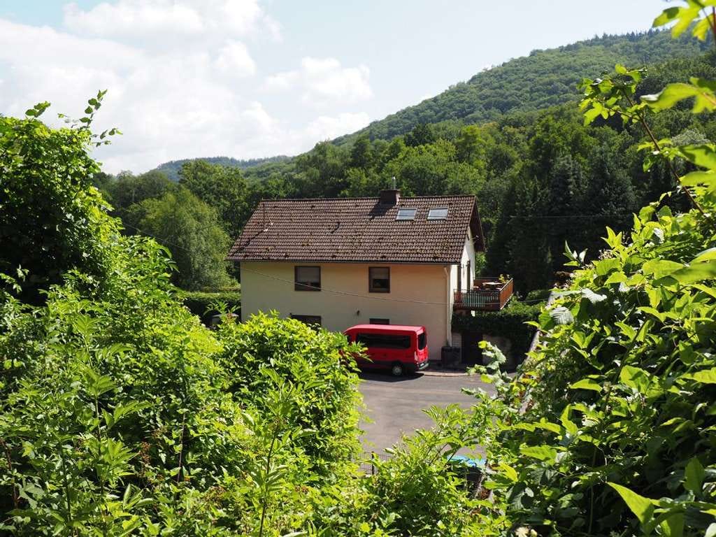 Immobilie in Brohl-Lützing - Einfamilienhaus in naturnaher Lage, gewerbliche Nutzung möglich - Bild 1