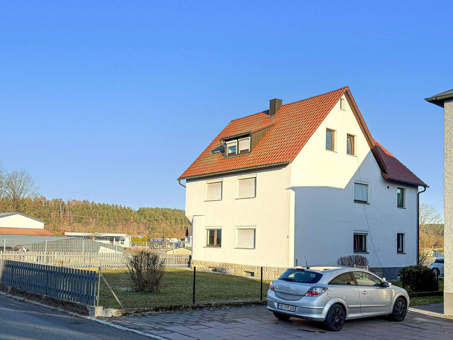 Immobilie in Grafenwöhr - 6 % Rendite! Hochwertig renoviertes Dreifamilienhaus mit Carport und großem Grundstück - Bild 2