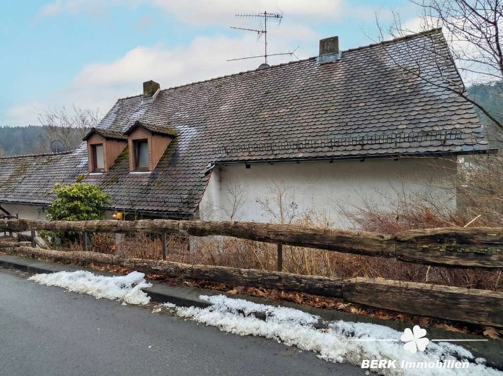 Immobilie in Heigenbrücken - BERK Immobilien - Viel Platz für neue Ideen: Zweifamilienhaus in Heigenbrücken - Bild 1