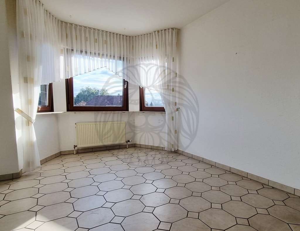 Immobilie in Ötzingen - Ötzingen: Freistehendes Ein- bis Zweifamilienhaus mit schönem Garten und Garage - Bild 3