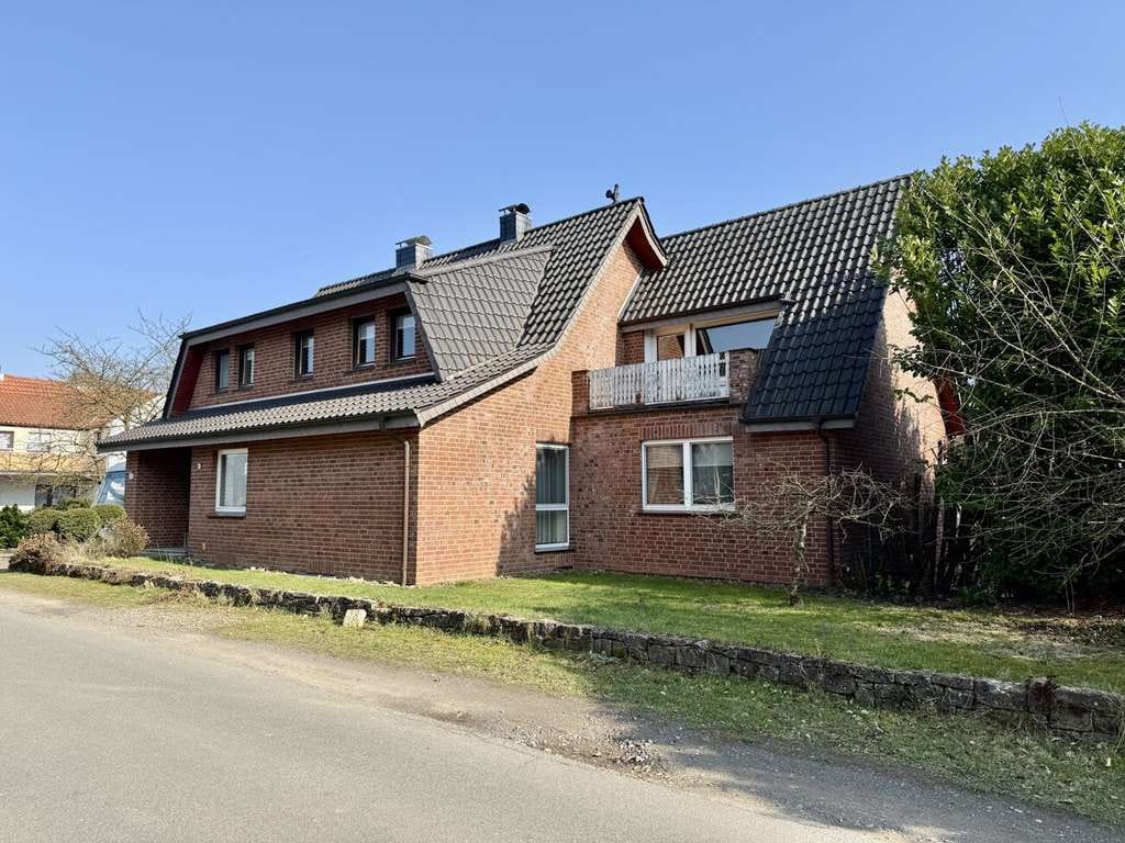 Immobilie in Hüllhorst - Viel Platz für Familie, Autos und Ideen - Haus mit Doppelgarage & großem Grundstück in Hüllhorst - Bild 2