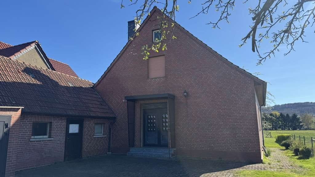Immobilie in Hille - Einfamilienhaus mit großem Grundstück in Hille – naturnahe Lage mit Potenzial - Bild 1