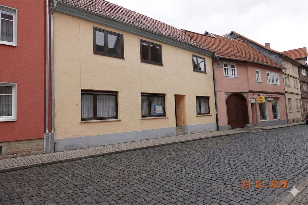 Immobilie in Treffurt - Platz für Visionen: Gepflegtes 8-Zimmer-Haus mitten in Treffurt – Eigennutzung oder 2 Einheiten - Bild 1