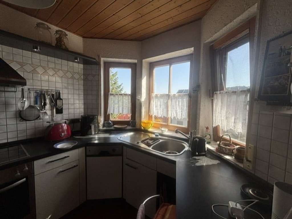 Immobilie in Dörzbach - Lichtdurchflutetes Zweifamilienhaus mit großem Garten, Carport und ausgebautem Keller  ruhige Lage - Bild 3