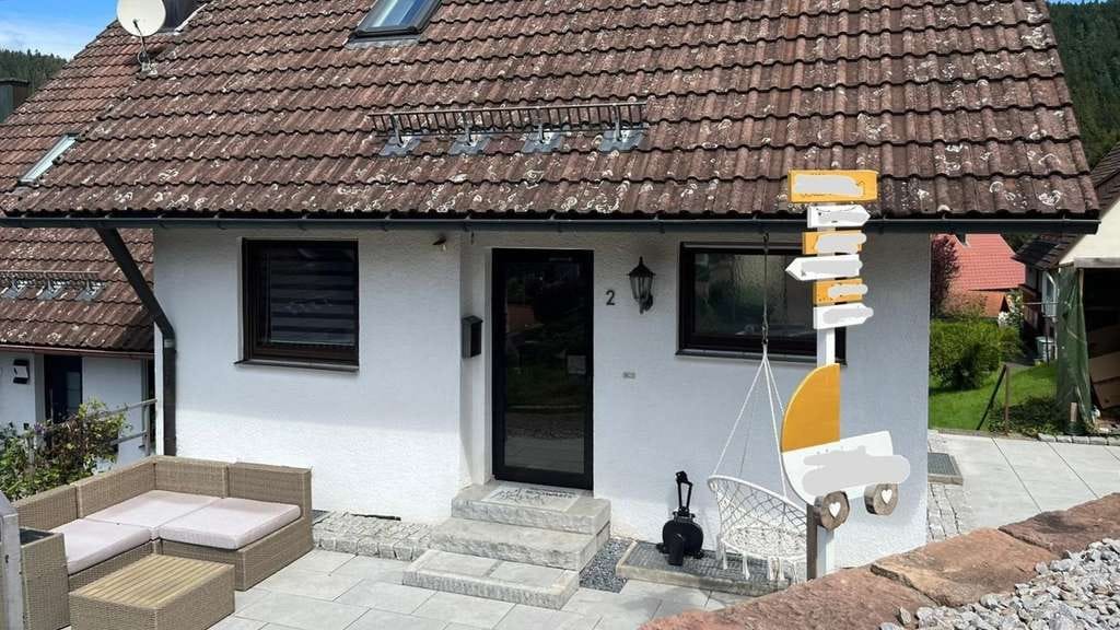 Immobilie in Seewald - Charmantes Ein-/Zweifamilienhaus mit Balkon, Terrasse und Sauna in idyllischer Umgebung. - Bild 1