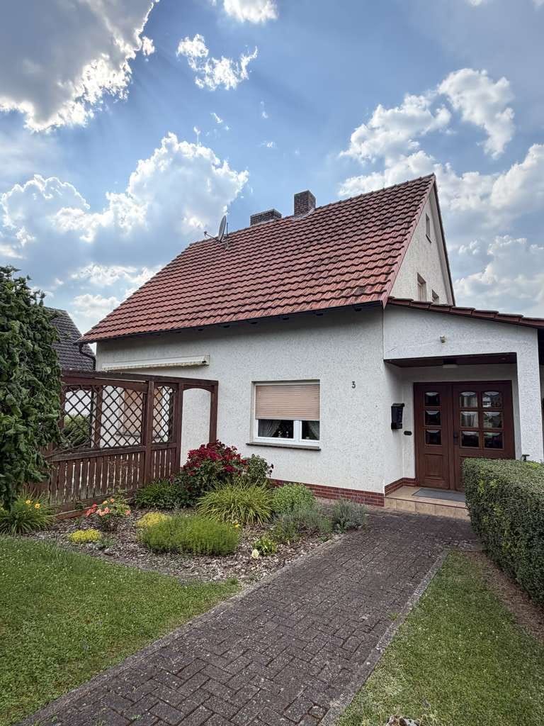 Immobilie in Spangenberg -     Ruhig gelegenes Einfamilienhaus mit großem Grundstück und Garage - Bild 1