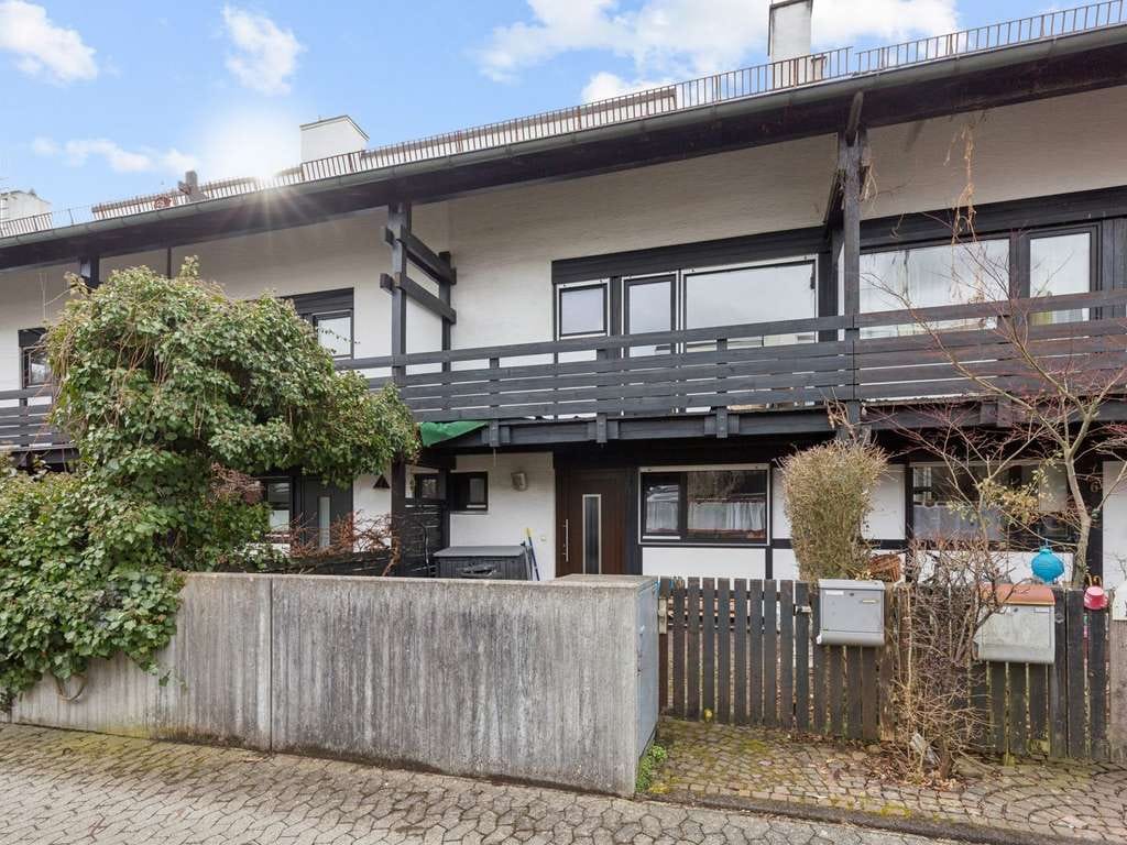 Immobilie in Aschheim - Charmantes Reihenmittelhaus mit Terrasse, Balkonen und Dachterrasse in Aschheim bei München - Bild 1
