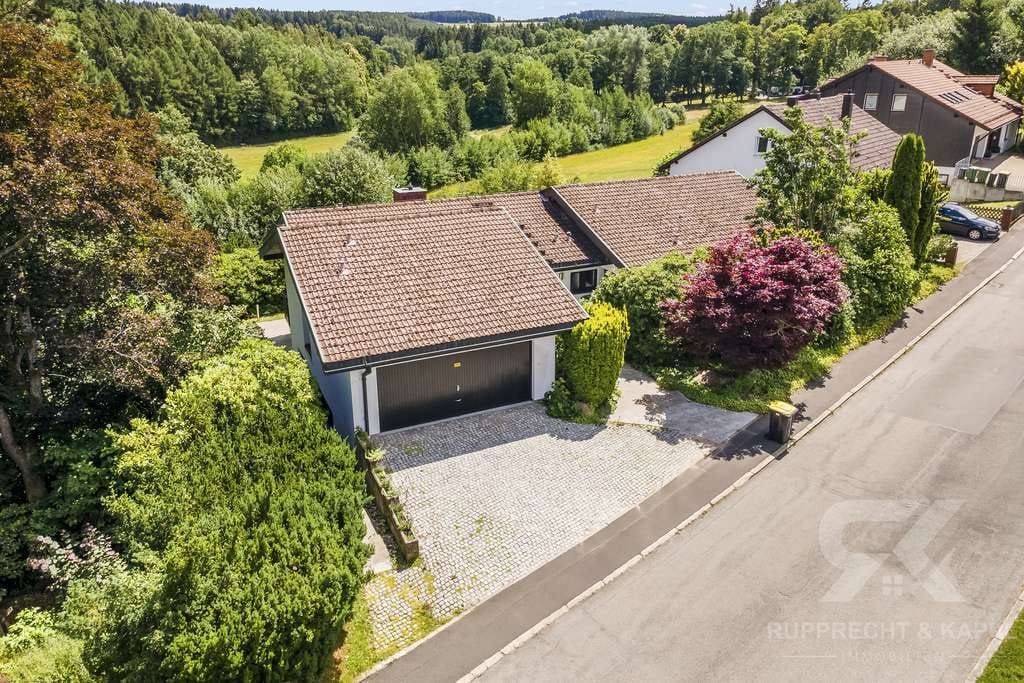 Immobilie in Bad Alexandersbad - Exklusive Architektenvilla mit privater Schwimmhalle, Marmorböden und eindrucksvoller Raumwirkung - Bild 1
