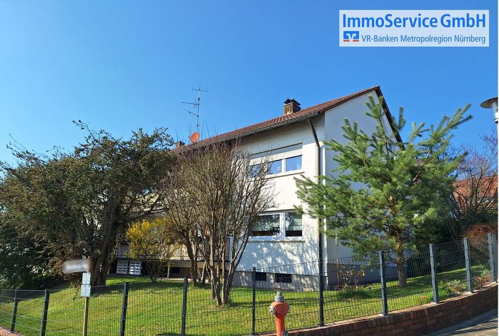 Immobilie in Heroldsberg - Attraktives Anlageobjekt!
Mehrfamilienhaus mit 4 Wohnungen und Garagen - Bild 0