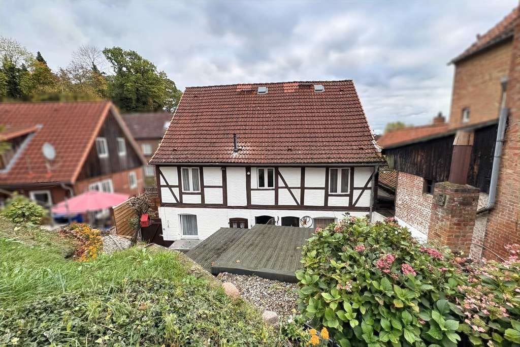 Immobilie in Lauenburg/Elbe - Ideal für 2 Generationen! Viel Platz im Zweifamilienhaus - Bild 1