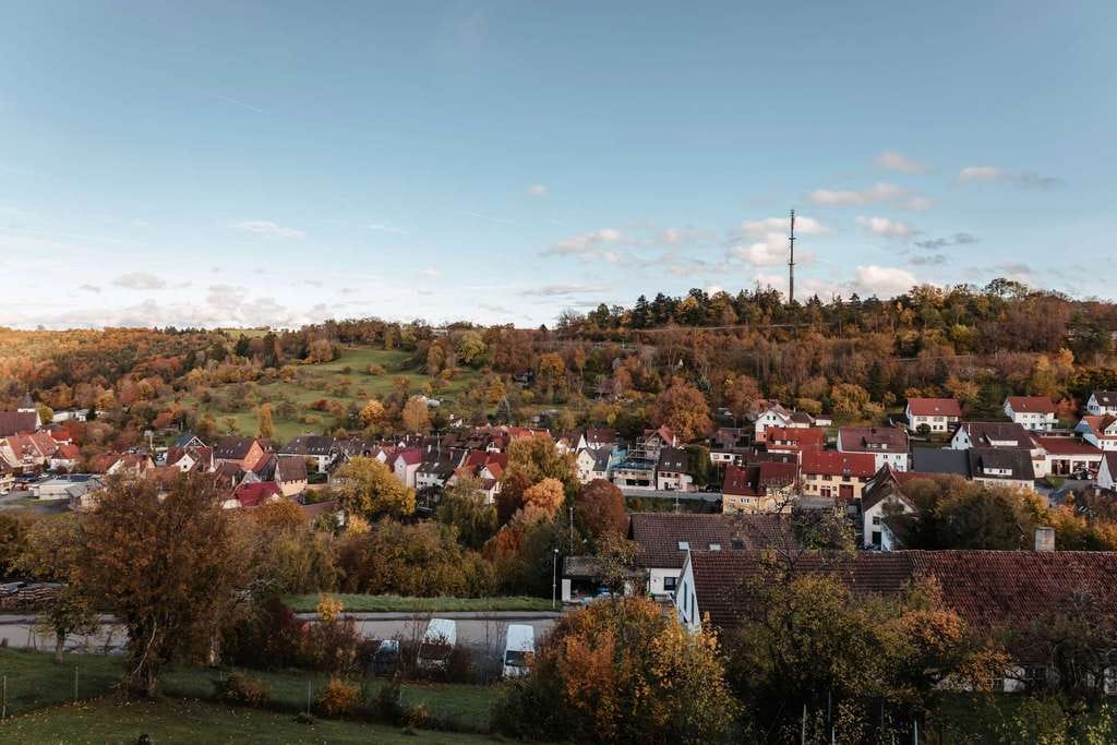 Immobilie in Haiterbach - Kernsaniertes Zweifamilienhaus mit Option auf 3 Wohneinheiten | Ausbaureserve | Garage | Haiterbach - Bild 1